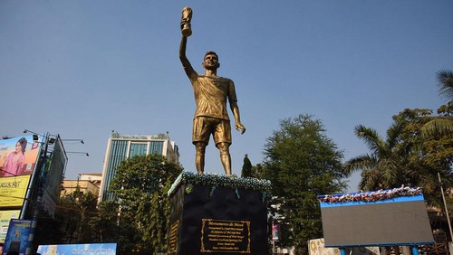 KOLKATA, WEST BENGAL - DECEMBER 14: A general view of the Lionel Messis 70-foot-tall statue in Kolkata, West Bengal, India on December 14, 2025. The statues unveiling took place virtually during Messis visit to Kolkata. (Photo by Sumit Sanyal/Anadolu via Getty Images)