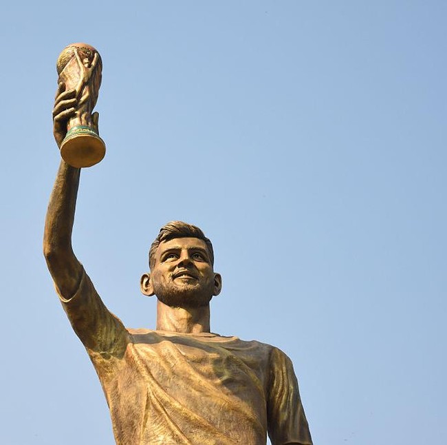 Foto: Lihat Patung Messi yang Kontroversial di India