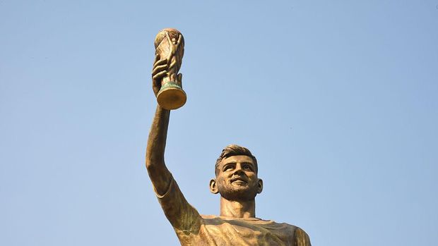 KOLKATA, WEST BENGAL - DECEMBER 14: A general view of the Lionel Messi's 70-foot-tall statue in Kolkata, West Bengal, India on December 14, 2025. The statue's unveiling took place virtually during Messi's visit to Kolkata. (Photo by Sumit Sanyal/Anadolu via Getty Images)