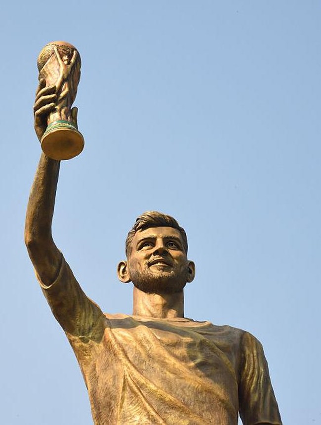 Foto: Lihat Patung Messi yang Kontroversial di India