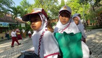 Kepedulian terhadap korban bencana alam di Sumatera ditunjukkan puluhan pelajar SDN 1 Kedungkumpul, Kecamatan Sarirejo, Lamongan.