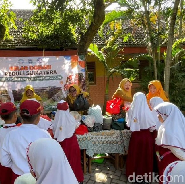 Pelajar SD Lamongan Galang Sembako untuk Korban Bencana Sumatera