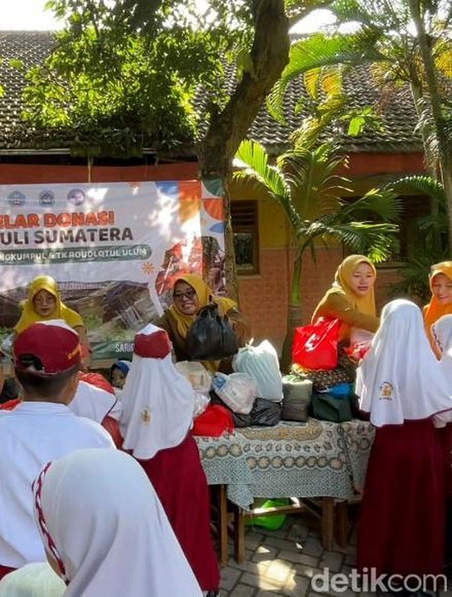 Pelajar SD Lamongan Galang Sembako untuk Korban Bencana Sumatera