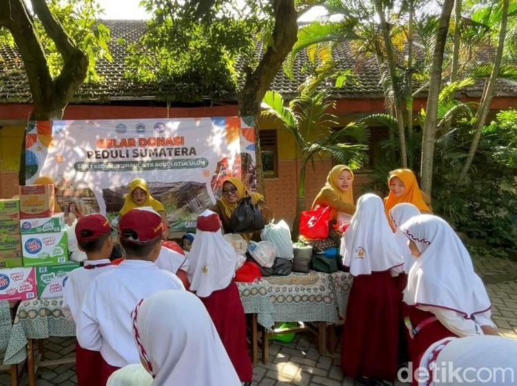 Pelajar SD Lamongan Galang Sembako untuk Korban Bencana Sumatera