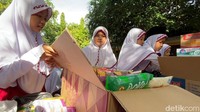 Para siswa secara sukarela menyisihkan uang saku untuk berdonasi.