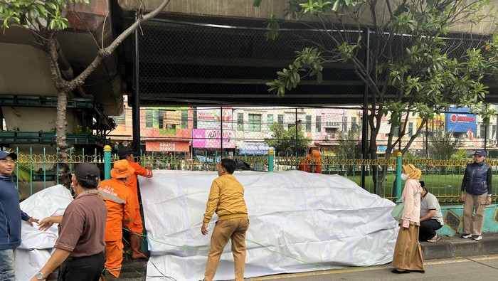 Warga Minta Sampah Numpuk di Ciputat Diangkut, Bukan Cuma Ditutup Terpal