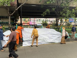 Warga Minta Sampah Numpuk di Ciputat Diangkut, Bukan Cuma Ditutup Terpal