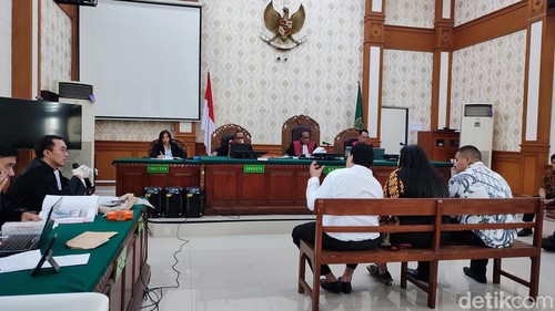 Mevlut Coskun (kiri) dan Tupou (kanan) didampingi penerjemah bahasa bersaksi dalam sidang lanjutan kasus penembakan berencana di PN Denpasar, Senin (15/12/2025).