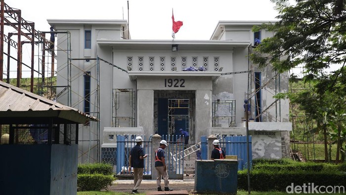 Para pekerja menyelesaikan proses perawatan bangunan era kolonial Belanda yakni Gudang Air Pasar Rebo, Jakarta Timur, Senin (15/12/2005). Gudang Air Pasar Rebo merupakan bangunan bersejarah yang dibangun tahun 1922 untuk reservoir air (water leiding) dan masih digunakan oleh PAM JAYA untuk distribusi air bersih di Jakarta. Pada saat itu, gudang air ini menampung air bersih dari Ciburial, Bogor (Buitenzorg) sebelum dialirkan ke Batavia. Terlihat arsitektur bergaya colonial art deco yang kokoh dan menjadi tren pada saat modernisasi Hindia Belanda awal abad ke-20.