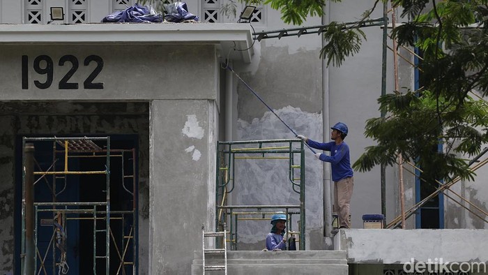 Para pekerja menyelesaikan proses perawatan bangunan era kolonial Belanda yakni Gudang Air Pasar Rebo, Jakarta Timur, Senin (15/12/2005). Gudang Air Pasar Rebo merupakan bangunan bersejarah yang dibangun tahun 1922 untuk reservoir air (water leiding) dan masih digunakan oleh PAM JAYA untuk distribusi air bersih di Jakarta. Pada saat itu, gudang air ini menampung air bersih dari Ciburial, Bogor (Buitenzorg) sebelum dialirkan ke Batavia. Terlihat arsitektur bergaya colonial art deco yang kokoh dan menjadi tren pada saat modernisasi Hindia Belanda awal abad ke-20.