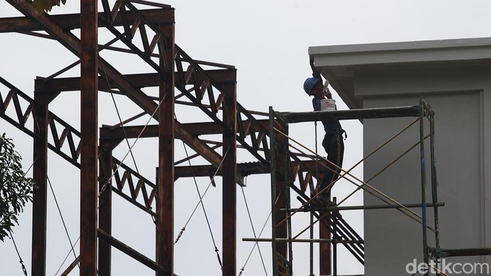 Para pekerja menyelesaikan proses perawatan bangunan era kolonial Belanda yakni Gudang Air Pasar Rebo, Jakarta Timur, Senin (15/12/2005). Gudang Air Pasar Rebo merupakan bangunan bersejarah yang dibangun tahun 1922 untuk reservoir air (water leiding) dan masih digunakan oleh PAM JAYA untuk distribusi air bersih di Jakarta. Pada saat itu, gudang air ini menampung air bersih dari Ciburial, Bogor (Buitenzorg) sebelum dialirkan ke Batavia. Terlihat arsitektur bergaya colonial art deco yang kokoh dan menjadi tren pada saat modernisasi Hindia Belanda awal abad ke-20.