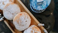Saat Hanukkah, beberapa hidangan disajikan seperti latkes (sejenis gorengan kentang), panekuk, dan donat. Makanan klasik di Eropa Timur adalah latke kentang (pancake) yang diberi saus apel atau krim asam, dan makanan favorit Israel adalah sufganya (donat) isi selai. (Pexels/RDNE Stock project)