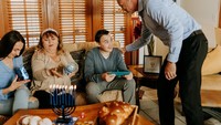 Momen Hanukkah selalu ditunggu-tunggu umat Yahudi, terutama bagi anak-anak. Di momen ini mereka akan menerima hadiah dan uang yang mereka sebut gelt. (Pexels/RDNE Stock project)