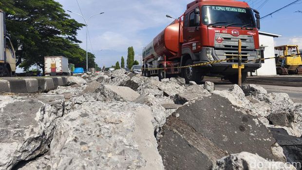 Situasi perbaikan jalan di Jalur Pantura Kudus-Demak, Senin (15/12/2025).