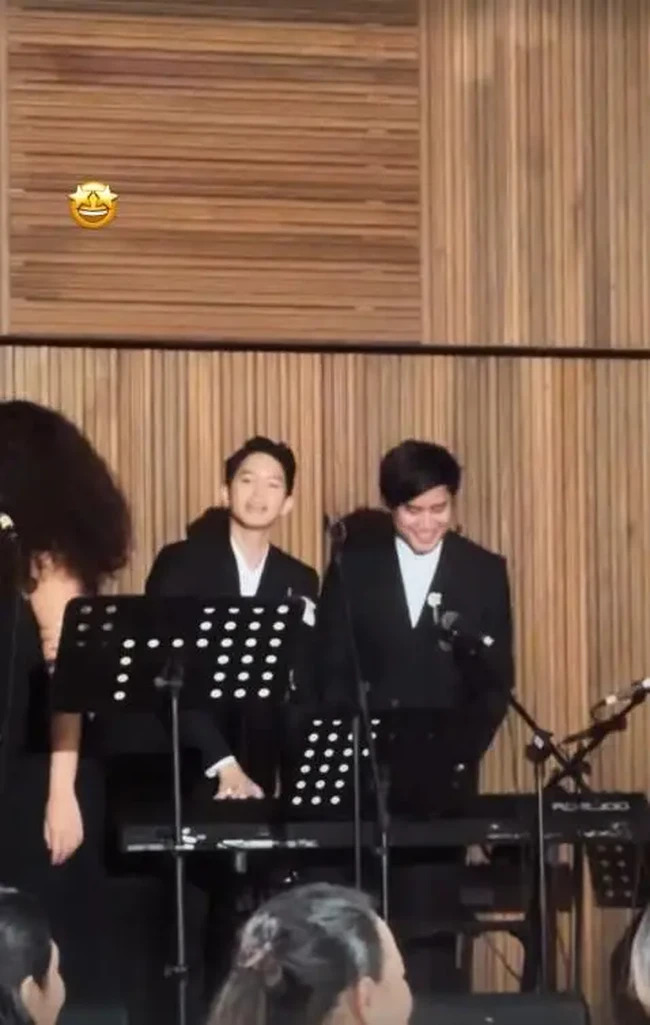 Momen bahagia itu semakin spesial karena Tristan Juliano dan kakaknya Kevin Aprilio berduet di atas panggung, membawakan lagu-lagu hits Vierratale. Foto: Instagram