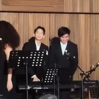 Momen bahagia itu semakin spesial karena Tristan Juliano dan kakaknya Kevin Aprilio berduet di atas panggung, membawakan lagu-lagu hits Vierratale. Foto: Instagram