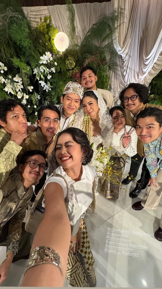 Pernikahan Tristan Juliano dan Narrel Amara juga dihadiri sejumlah kerabat musisi, termasuk rekan personelnya di band Lomba Sihir dan Mantra Vutura. Foto: Instagram