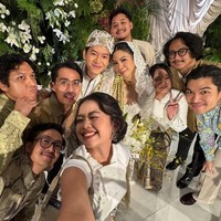 Pernikahan Tristan Juliano dan Narrel Amara juga dihadiri sejumlah kerabat musisi, termasuk rekan personelnya di band Lomba Sihir dan Mantra Vutura. Foto: Instagram