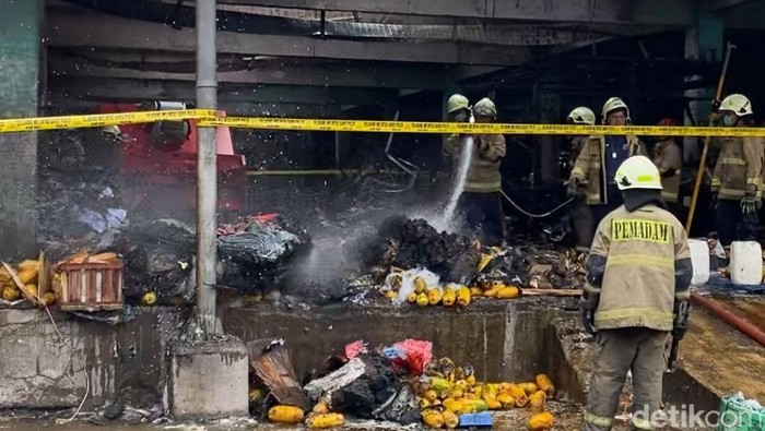 2 Robot Damkar Dikerahkan Padamkan Api di Pasar Induk Kramat Jati
