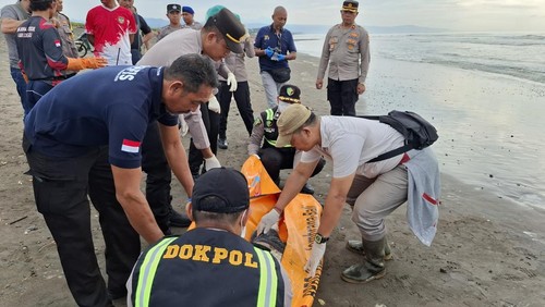 Petugas mengevakuasi jenazah pria tanpa identitas yang terdampar di Pantai Delod Berawah, Kecamatan Mendoyo, Jembrana, Bali, Senin (15/12/2025). (Dok. Polres Jembrana)