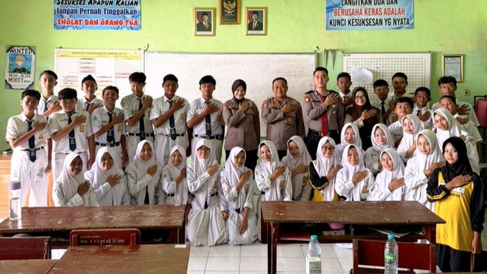 Cegah Gengster Pelajar, Polresta Sidoarjo Edukasi Siswa SMP di Krian