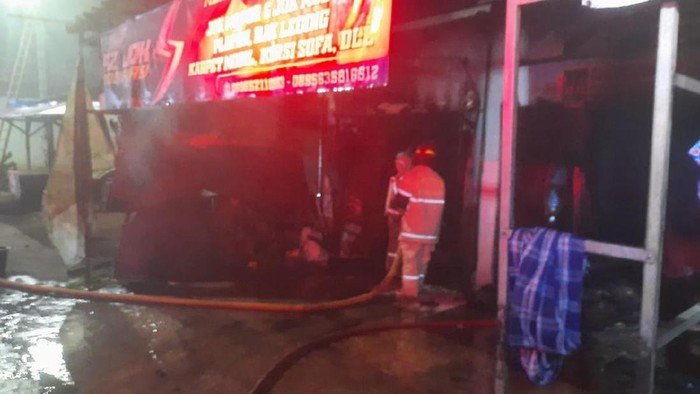 Dini Hari Mencekam Saat 7 Kios di Ciamis Hangus Dilalap Api
