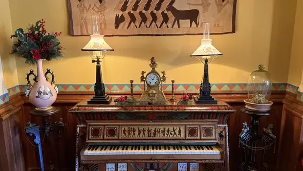 Piano Spinet Piano spinet bergaya Kebangkitan Mesir.