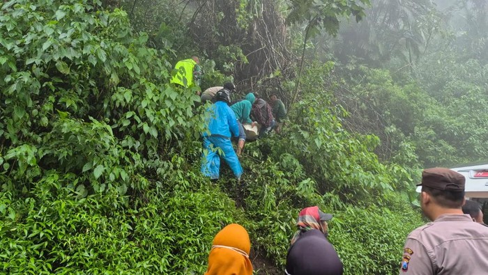 Korban Tewas Fortuner Terjun ke Jurang Jalur Bromo Jadi 2 Orang