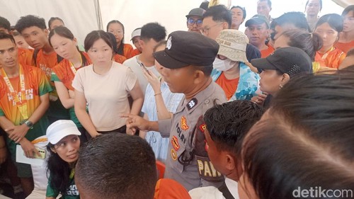 Polisi menenangkan peserta Bali Health Run 2025 yang protess ke panitia karena acara tak sesuai, Minggu (14/12/2025).