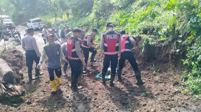 Polres Probolinggo Bersama Warga Bersihkan Material Banjir Bandang