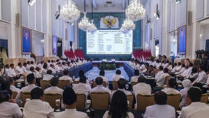 Presiden Prabowo Subianto (tengah) didampingi Wakil Presiden Gibran Rakabuming Raka (kanan) memimpin Sidang Kabinet Paripurna di Istana Negara, Jakarta, Senin (15/12/2025). Sidang kabinet paripurna tersebut membahas penanganan bencana serta kesiapan 