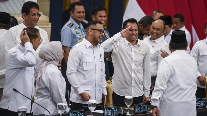 Presiden Prabowo Subianto (tengah) didampingi Wakil Presiden Gibran Rakabuming Raka (kanan) memimpin Sidang Kabinet Paripurna di Istana Negara, Jakarta, Senin (15/12/2025). Sidang kabinet paripurna tersebut membahas penanganan bencana serta kesiapan pemerintah menghadapi periode libur akhir tahun. ANTARA FOTO/Galih Pradipta/YU