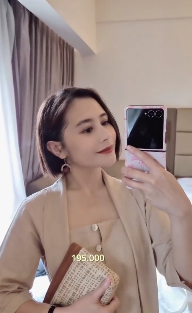 Prilly Latuconsina kembali curi atensi melalui gaya sederhananya saat menghadiri acar pernikahan salah seorang penggemar. Tampil merakyat, Prilly memilih kenakan anting dan pouch dengan harga terjangkau. Ia mengungkapkan bahwa anting yang dikenakan berharga Rp 35 ribu, sementara pouch Rp 195 ribu. Foto: Instagram/@prillylatuconsina96