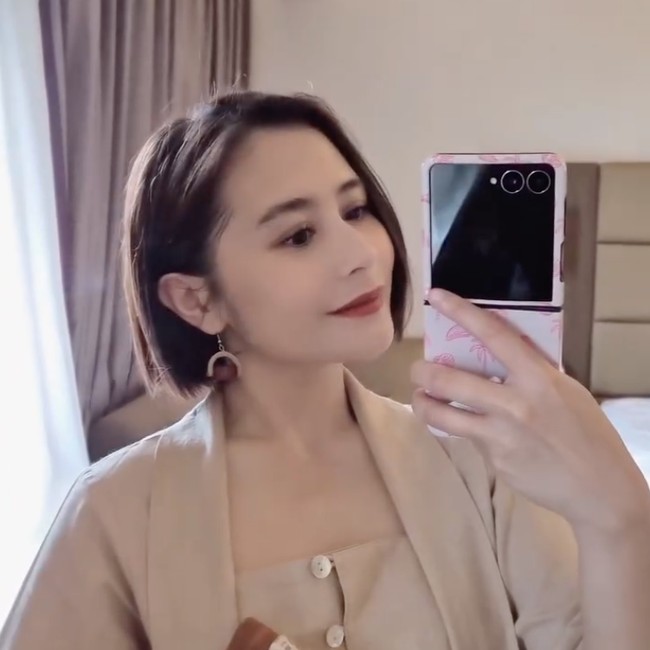 Gaya Sederhana Prilly Latuconsina Hadiri Pernikahan Fans, Anting Rp 35 Ribu