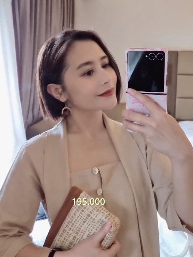 Gaya Sederhana Prilly Latuconsina Hadiri Pernikahan Fans, Anting Rp 35 Ribu