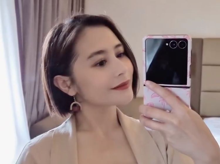 Gaya Sederhana Prilly Latuconsina Hadiri Pernikahan Fans, Anting Rp 35 Ribu
