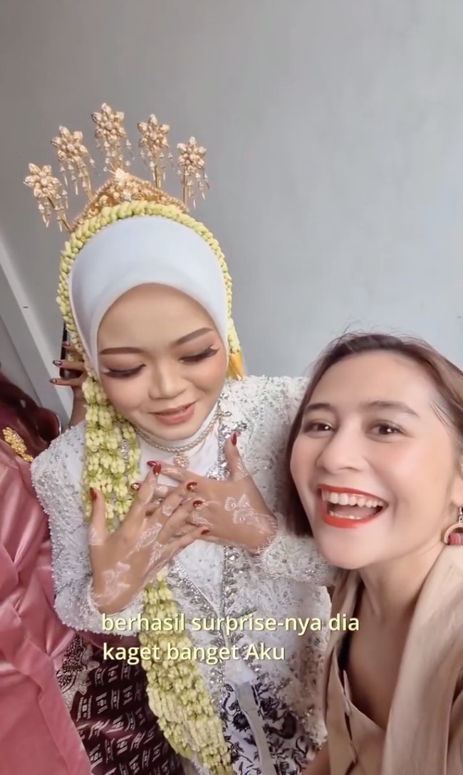 Dalam keterangan unggahan Prilly mengatakan jika acara tersebut ialah pernikahan penggemarnya yang ada Jogja. Prilly sengaja datang langsung untuk memberikan kejutan untuk wanita yang sudah menjadi penggemarnya itu sejak 2014. Foto: Instagram/@prillylatuconsina96