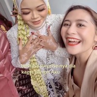 Dalam keterangan unggahan Prilly mengatakan jika acara tersebut ialah pernikahan penggemarnya yang ada Jogja. Prilly sengaja datang langsung untuk memberikan kejutan untuk wanita yang sudah menjadi penggemarnya itu sejak 2014. Foto: Instagram/@prillylatuconsina96