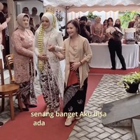 Di acara tersebut Prilly sekaligus iminta menjadi pengiring pengantin. Terlihat Prilly yang mengenakan busana bernuansa coklat menggandeng pengantin wanita memasuki lokasi acara. Foto: Instagram/@prillylatuconsina96