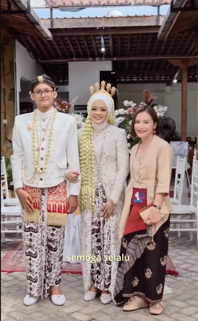 Prilly tampil tradisional mengenakan kebaya lengan tiga perempat dipadukan dengan kain batik lilit senada. Sebagai aksen, ia menambahkan selendang atau kain warna merah bata yang disematkan di pinggang. Foto: Instagram/@prillylatuconsina96