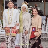 Prilly tampil tradisional mengenakan kebaya lengan tiga perempat dipadukan dengan kain batik lilit senada. Sebagai aksen, ia menambahkan selendang atau kain warna merah bata yang disematkan di pinggang. Foto: Instagram/@prillylatuconsina96