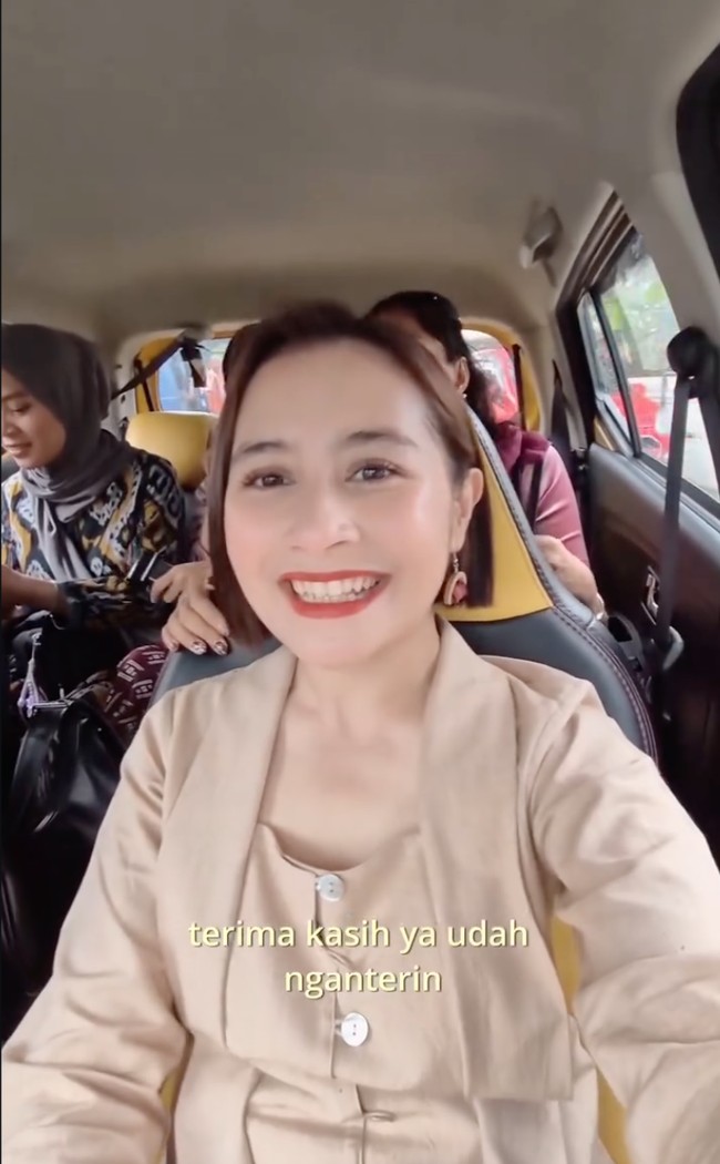 Setelah selesai acara, Prilly tampak diantar oleh para bridesmaid menuju ke hotel penginapannya. Meski sudah menjadi artis yang cukup ternama, namun Prilly terlihat tetap ramah dan tidak sombong. Foto: Instagram/@prillylatuconsina96