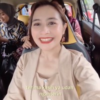 Setelah selesai acara, Prilly tampak diantar oleh para bridesmaid menuju ke hotel penginapannya. Meski sudah menjadi artis yang cukup ternama, namun Prilly terlihat tetap ramah dan tidak sombong. Foto: Instagram/@prillylatuconsina96