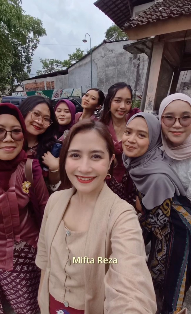 Penampilan dan aksi Prilly memberi kejutan untuk penggemarnya itu langsung banjir pujian netizen. MasyaAllah Prillll baiknya kebangetan, jarang jarang artis ada yg kaya gini. (Inget ya jarang bukan ga ada) tulis salah satu komentar. Memang cantikkk luar dalam dan selalu kerennnnn, komentar lain. Foto: Instagram/@prillylatuconsina96