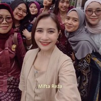 Penampilan dan aksi Prilly memberi kejutan untuk penggemarnya itu langsung banjir pujian netizen. MasyaAllah Prillll baiknya kebangetan, jarang jarang artis ada yg kaya gini. (Inget ya jarang bukan ga ada) tulis salah satu komentar. Memang cantikkk luar dalam dan selalu kerennnnn, komentar lain. Foto: Instagram/@prillylatuconsina96