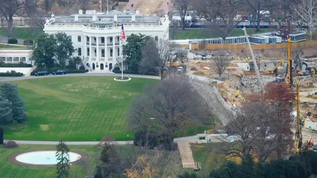 Proyek Renovasi Gedung Putih Presiden Donald Trump mendapat gugatan dari aktivis pelestarian yang meminta pengadilan federal menunda pembangunan ruang dansa di Gedung Putih hingga proyek tersebut menjalani sejumlah tinjauan independen dan memperoleh persetujuan Kongres.