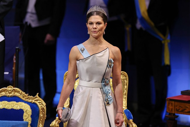 Putri Victoria tampil dengan gaun bekas milik ibunya, Ratu Silvia, yang pertama kali dikenakan 31 tahun lalu pada 1994.  Foto: Getty Images/Pascal Le Segretain