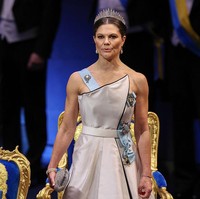 Pesona Calon Ratu Swedia Pakai Baju Bekas Ibunya 30 Tahun Lalu di Acara Nobel