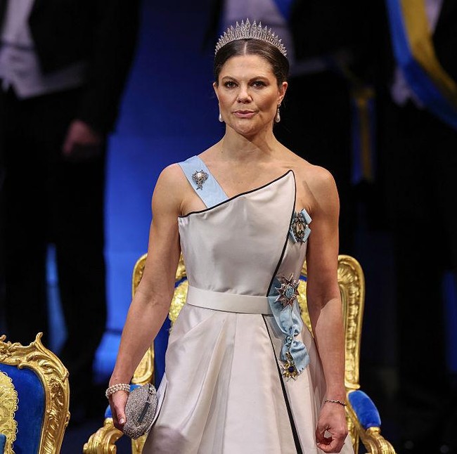 Pesona Calon Ratu Swedia Pakai Baju Bekas Ibunya 30 Tahun Lalu di Acara Nobel