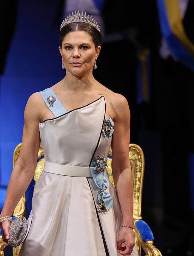 Pesona Calon Ratu Swedia Pakai Baju Bekas Ibunya 30 Tahun Lalu di Acara Nobel